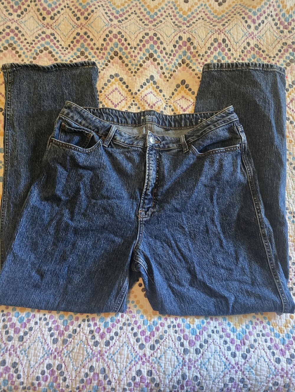 R Jeans high-rise blue denim  have a classic straight-leg Mom Jeans